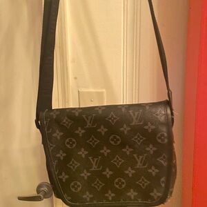 Small cross body bag with flaws